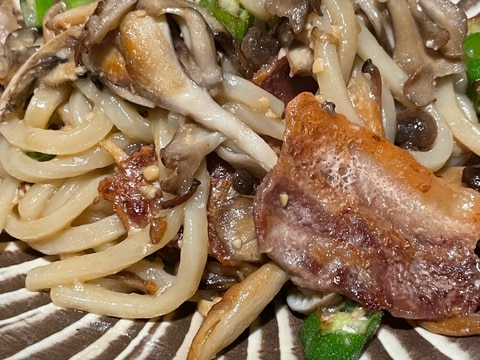 豚バラとオクラとキノコの味噌焼きうどん
